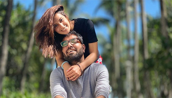 Iqra Aziz receives THIS gift from husband Yasir Hussain on Valentine’s Day