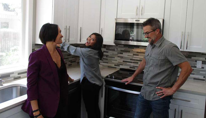 'House Hunters' creates buzz with 'throuple' episode