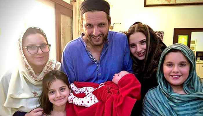 Shahid Afridi calls on fans to recommend newborn daughter's name; winner to get a prize