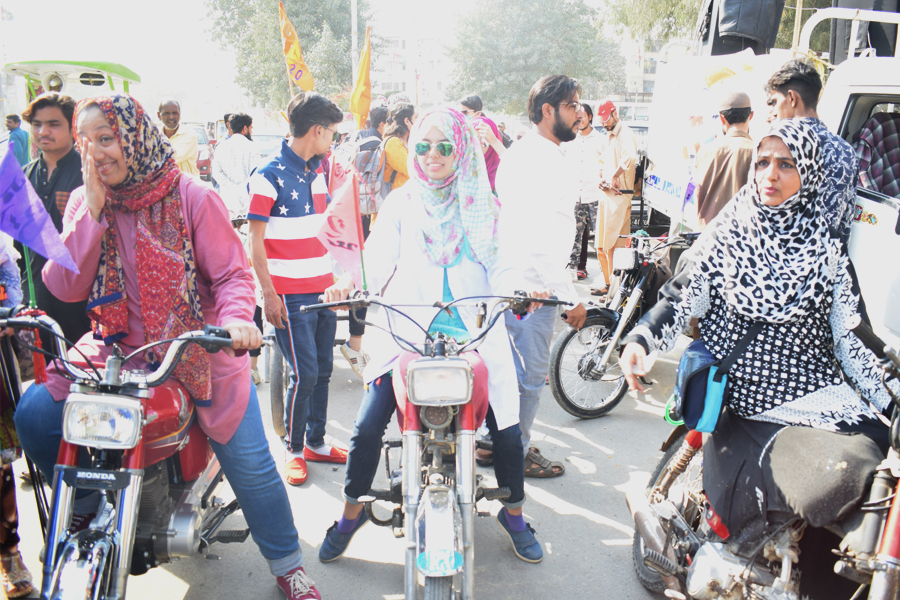 Women cyclists, bikers zoom on Karachi thoroughfare to honour Asma Jahangir