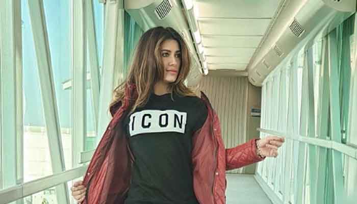 Mehwish Hayat looks absolute beauty in THIS selfie 