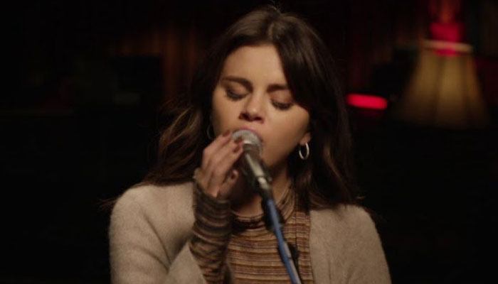Selena Gomez mesmerises fans with unplugged version of her single ‘Rare’