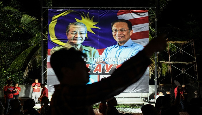 Mahathir, Anwar's power struggle leaves Malaysia in turmoil