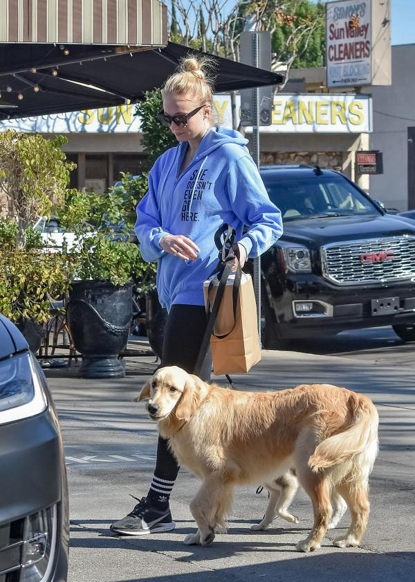 Sophie Turner, Joe Jonas go out for a romantic stroll amid pregnancy reports 