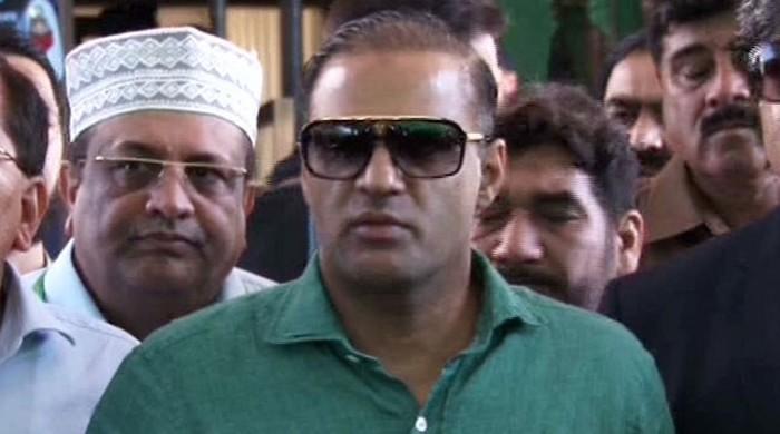 PML-N's Abid Sher Ali forced to leave stage in UK awards show