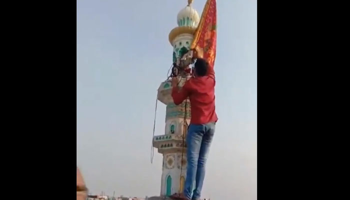 Social media showers praise on Hindu man taking down saffron flag from Delhi mosque
