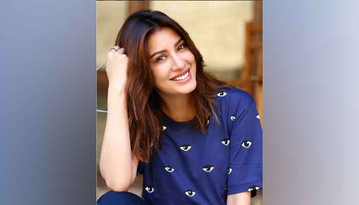 '‪Got my eyes on you' Mehwish Hayat tells fans 