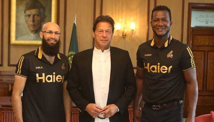 PM Imran congratulates Darren Sammy for receiving honourary citizenship