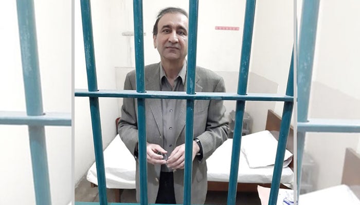 Leak of Mir Shakil’s picture in NAB lock-up shows vengeance knows no bounds