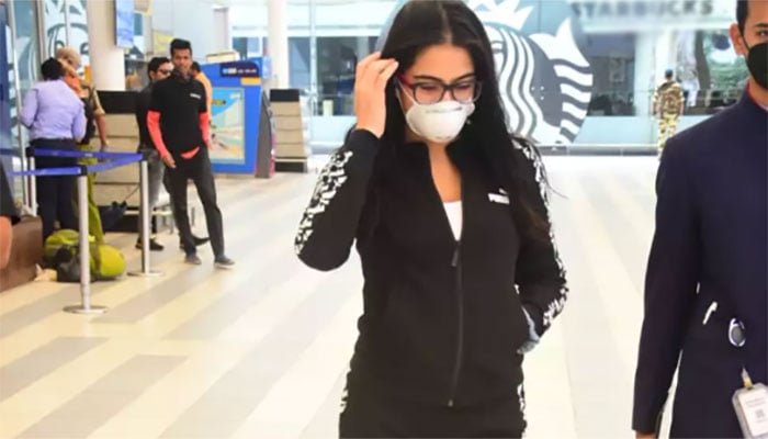 Sara Ali Khan snapped sporting mask at Mumbai airport