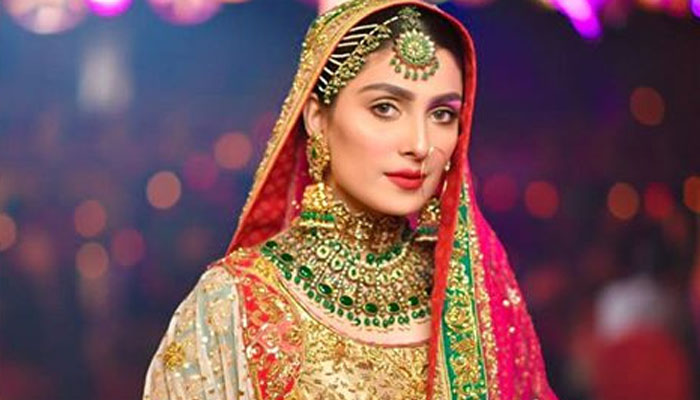 Ayeza Khan Shares Photo With Her Favourite Producers