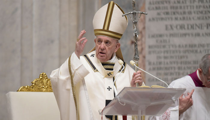 In Easter message, Pope Francis urges people not to 'yield to fear'