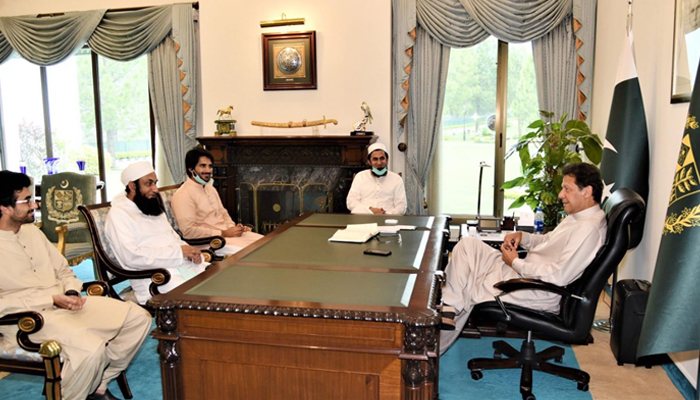 PM Imran meets Maulana Tariq Jamil, lauds him for COVID-19 awareness campaign