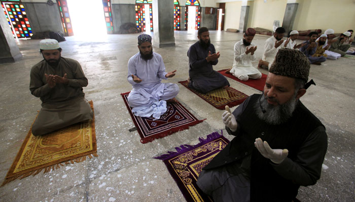 Top Pakistani doctors warn of 'fatal consequences' as government eases prayer restrictions in Ramazan