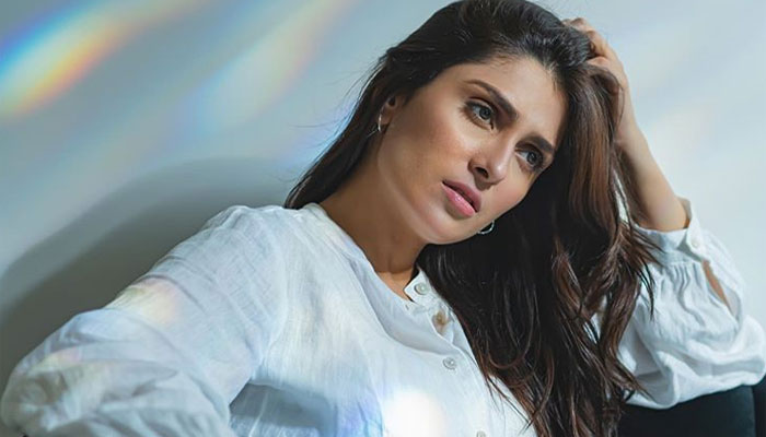 Ayeza Khan stresses on 'giving love' and 'sharing laughter'