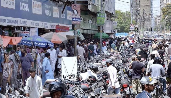 Traders disregard virus prevention protocols as business activities resume in Karachi