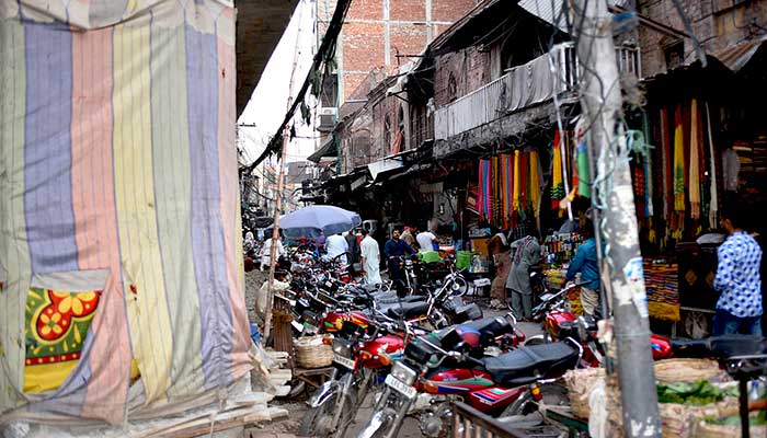 Authorities take action in major Lahore markets on SOP violations