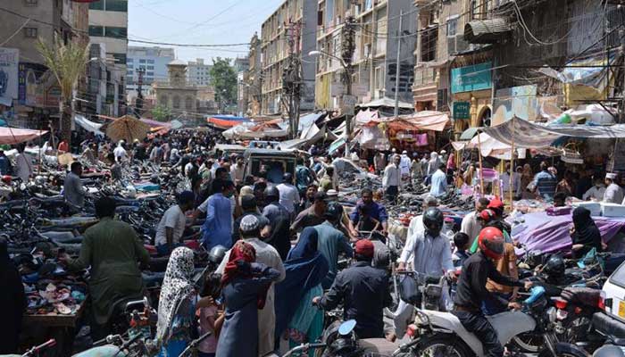 Pakistanis ignore SOPs and COVID-19 guidelines as shoppers throng bazaars across country