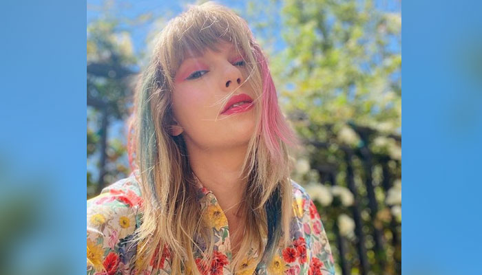 taylor swift pink and blue hair