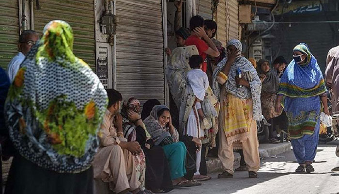 Coronavirus SOPs ignored as residents flock to markets in Lahore