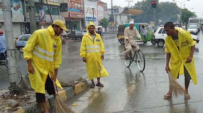 Islamabad: 1,000 sanitary workers provided PPEs for free