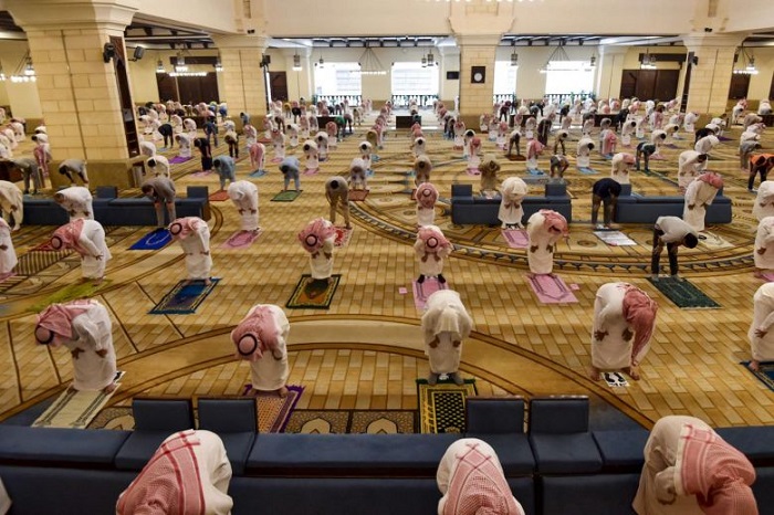 COVID-19: With masks and no ablution, Saudis return to mosques for prayers