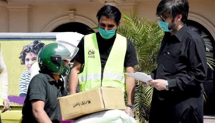 Queen Elizabeth honours Pakistani volunteers with Commonwealth Points of Light Award