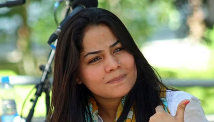Folk singer Sanam Marvi’s sister files complaint against her
