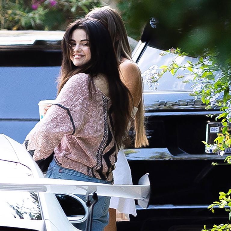 Selena Gomez cuts a casual figure as she steps out with pals