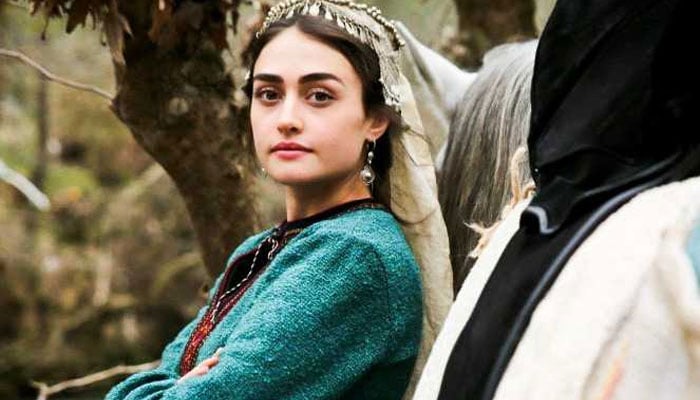 ‘Ertugrul’ star Esra Bilgic stuns in latest photo