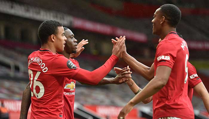 Chelsea, Manchester United win as battle for Premier League top four heats up 