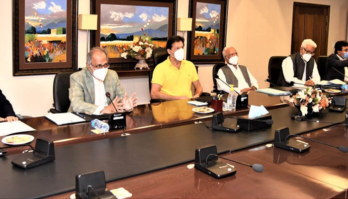 PM Imran stresses 'out-of-the-box solutions' for post-virus economic recovery