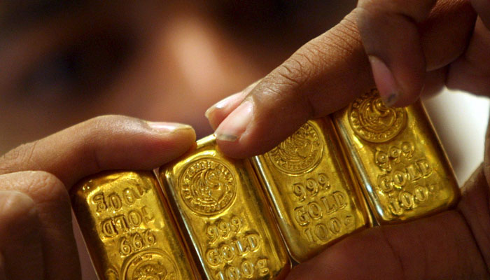 How has the world responded to coronavirus pandemic through gold reserves?