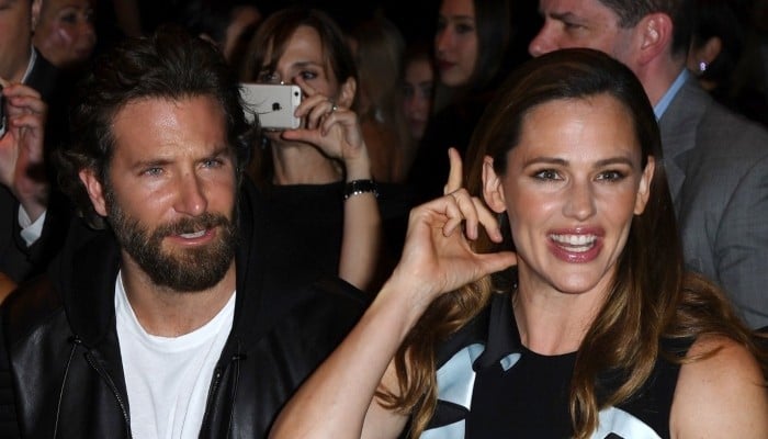 Jennifer Garner spotted in Malibu with Bradley Cooper after parting ways with John Miller - Geo News