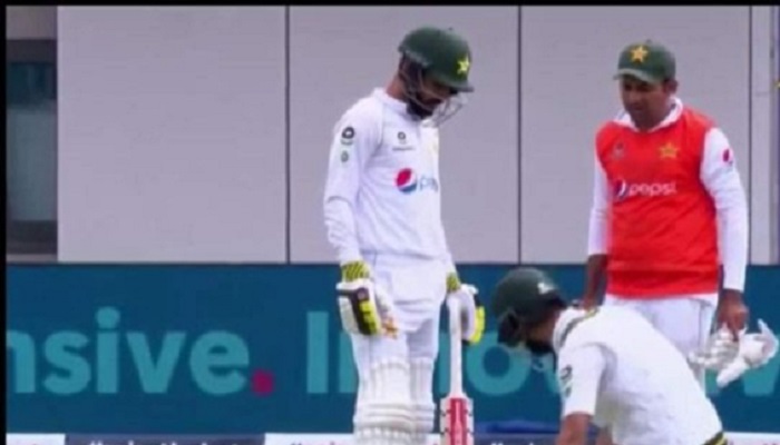 Misbah responds to outcry after Sarfaraz carries shoes as 12th man during Manchester Test