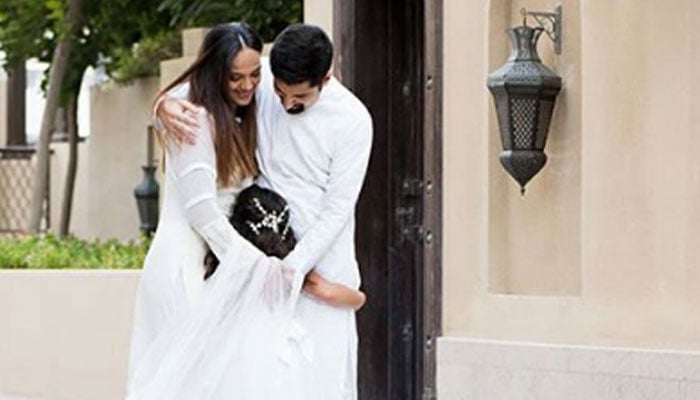 Aamina Sheikh shares loved-up photos with husband to confirm her marriage
