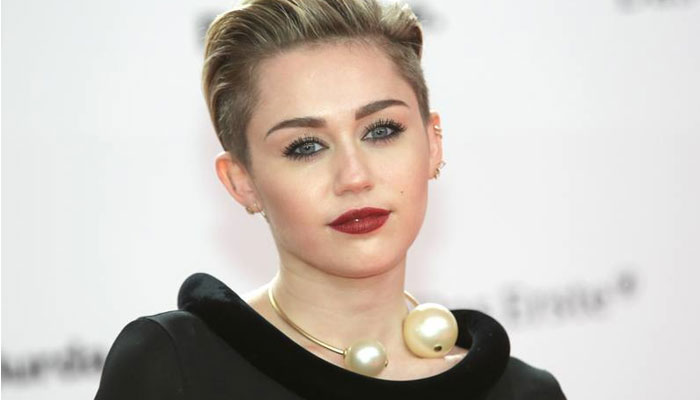 Miley Cyrus takes a hilarious jab at her dad for giving her a head