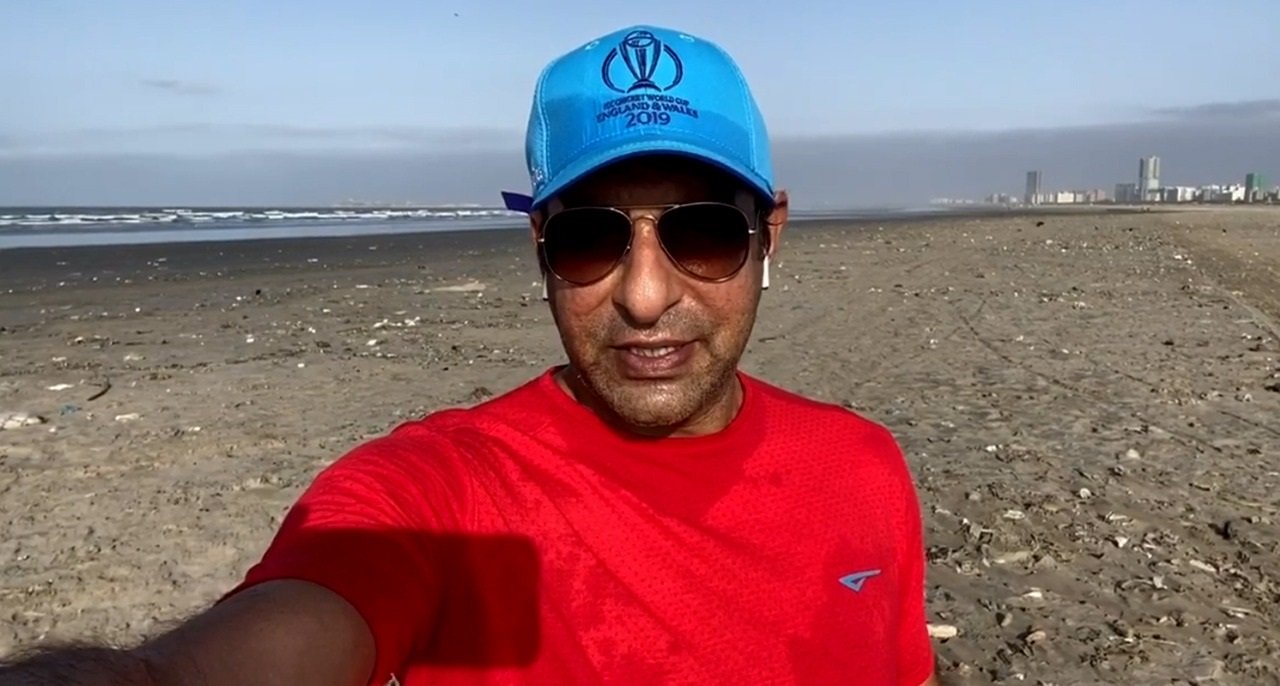 Wasim Akram laments over Karachi beach's littered state 