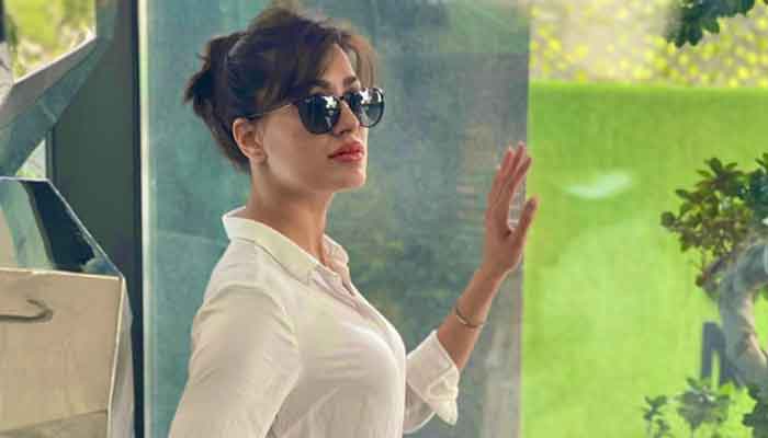 Mehwish Hayat looks ravishing in latest picture 