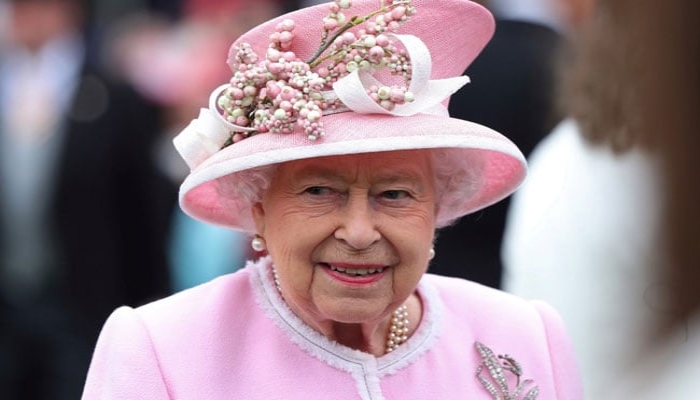 Panic ensues after Queen Elizabeth says she won't return to Buckingham Palace