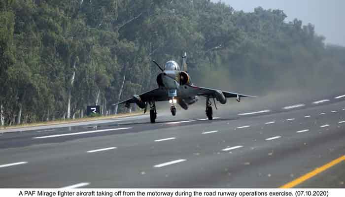 Watch: PAF aircraft land on Islamabad-Lahore motorway