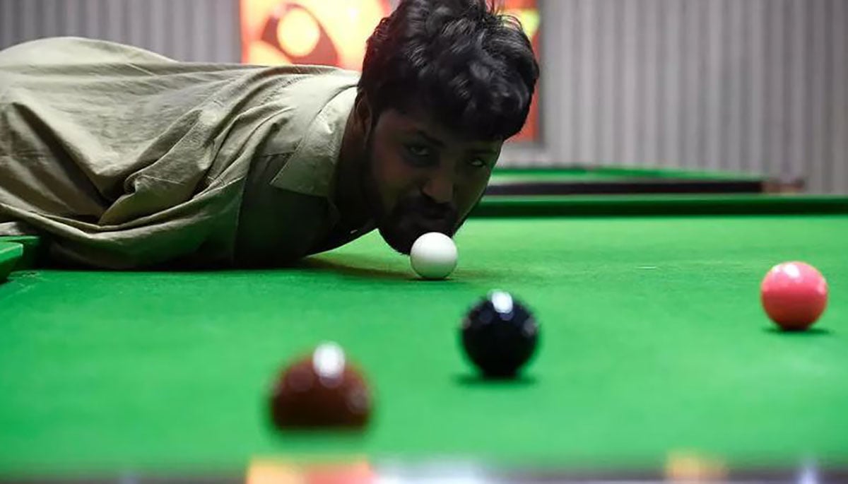 Born without arms, Muhammad Ikram masters art of snooker
