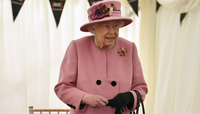 Piers Morgan slams Queen Elizabeth for going mask-less: ‘It was not a smart move’