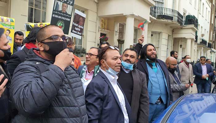 PMLN and PTI workers face off at London protest