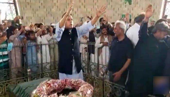 At Mazar-e-Quaid, Captain Safdar has people chant PML-N slogan 'vote ko izzat do'