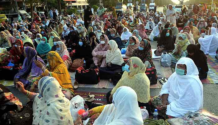 Lady health care workers continue to protest for sixth-day straight