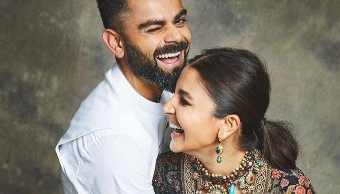 Watch: Virat Kohli keeps a check on pregnant wife Anushka Sharma from the field