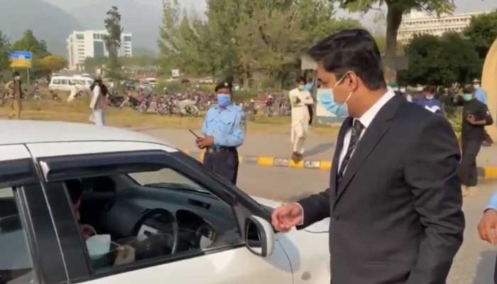 DC Islamabad personally makes sure civil servants enter Pakistan Secretariat with masks 