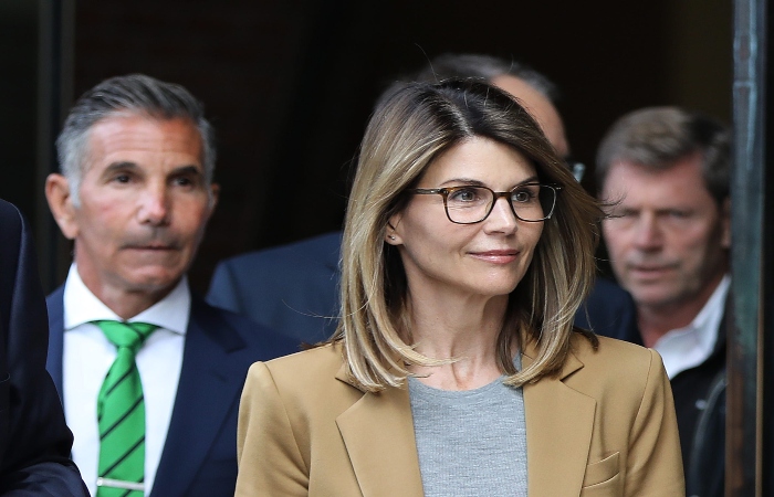 Lori Loughlin's daughters having hard time holding up as actress begins to serve jail sentence