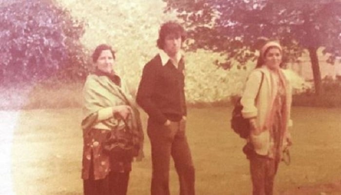 PM Imran Khan looks uber cool in this throwback picture with mother and sister